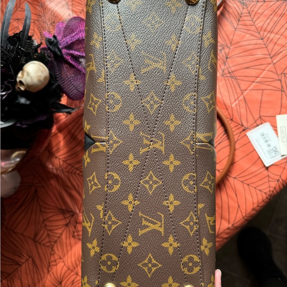 Louis Vuitton Monogram V Tote Black W Tags - Picture 7 of 16